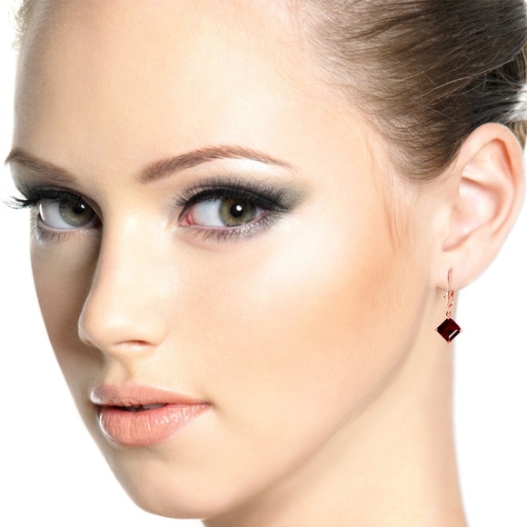 14K. GOLD LEVERBACK EARRING WITH NATURAL GARNETS